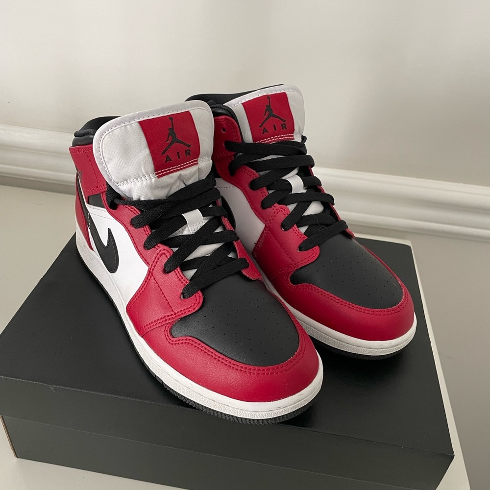 Air Jordan 1 Mid 'Chicago Black Toe'